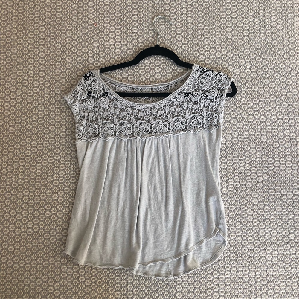 An Abercrombie and fitch grey shirt-sleeve shirt